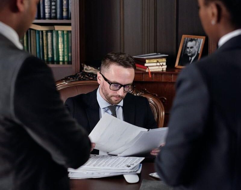 abogado mirando documentos en su despacho
